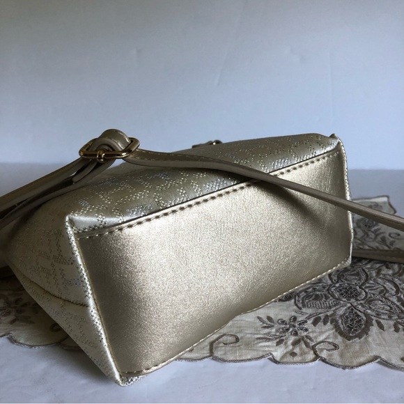 NWT Tommy Hilfiger Crossbody Cream with Goldtone Hardware Approx. 8x7x3 inches - Picture 5 of 7